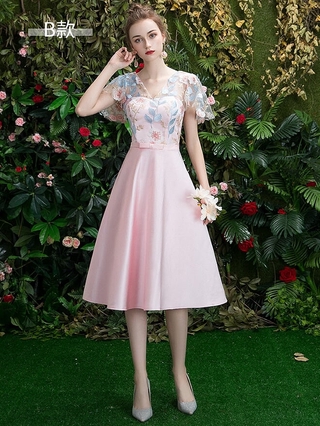 ชุดเดรสออกงานสีชมพูสุดสวย ตัวเสื้อเป็นผ้าลูกไม้ปักลายดอกไม้