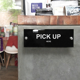 ป้ายสัญลักษณ์ Pick Up Here อะคริลิค สีดํา 8x22 ซม.