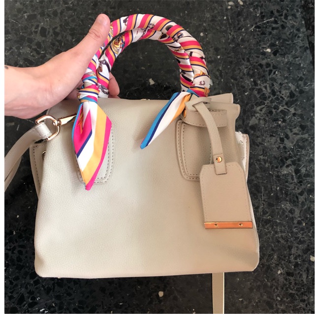 กระเป๋าOandBสีครีม มือ2สภาพใหม่ ไม่มีตำหนิค่ะอะไหล่ทองสวย ใช้2ครั้ง มีสายสพายข้างกับถุงผ้าให้*ไม่รวม