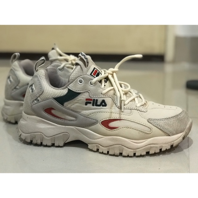 รองเท้าผ้าใบ Fila สีขาวครีม