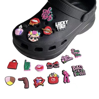 CROCS ขายดี Jibbitz ตัวล็อกรองเท้า pvc ถอดได้ รูปลิปสติก และกระเป๋า 1000+ 1 ชิ้น