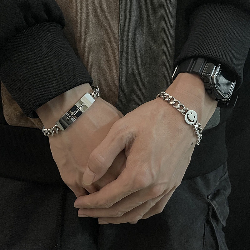 Ins สร้อยข้อมือเหล็กไทเทเนียมสี่เหลี่ยมจดหมายหน้ายิ้มสไตล์เกาหลี