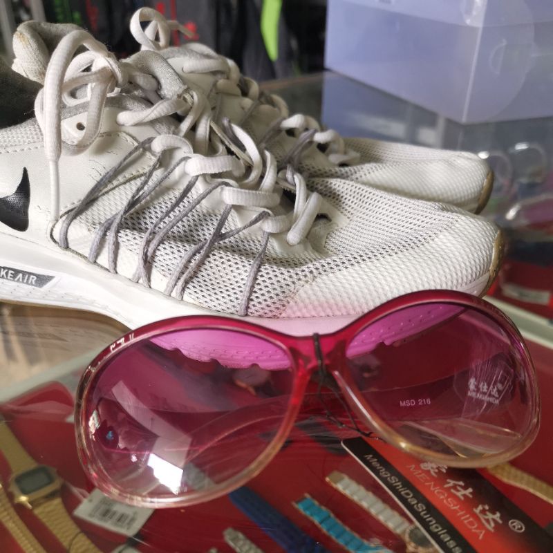 รองเท้าพร้อมเเว่นตาของคุณตtuk