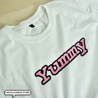 "Yummy" เสื้อยืดสกรีน สวมใส่สบาย