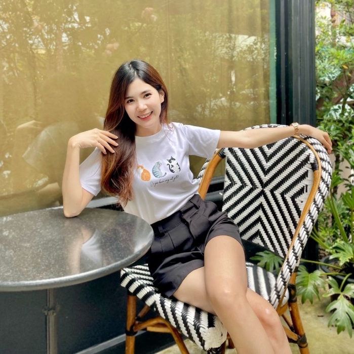 Jarika.shop - เสื้อยืดลายมีแมวยัง ( งานป้าย. Jarika ) ( จ21 )