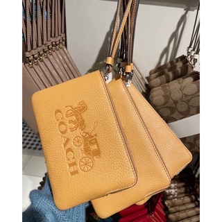 พร้อมส่ง แท้ 🇺🇸💯% New Coach คล้องมือ 1 ซิป S CORNER ZIP WRISTLET WITH HORSE AND CARRIAGE (COACH C7420) SILVER/HONEYCOMB