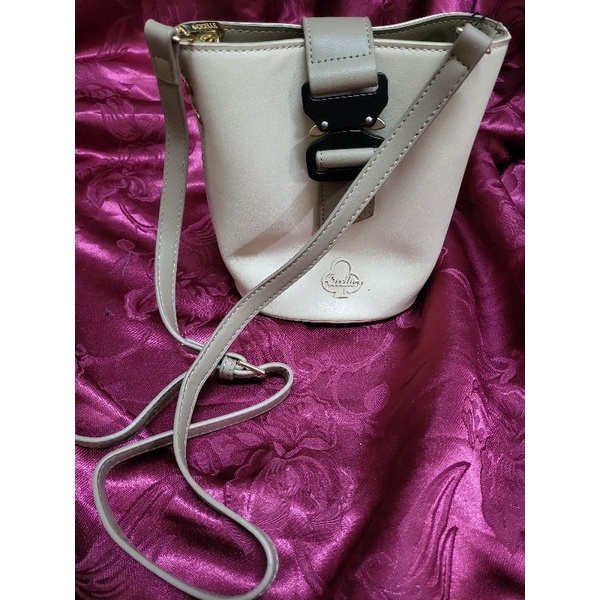 กระเป๋าสะพายข้างclcelle