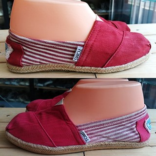 Toms ของแท้มือสอง สีแดงลาย มี 2 คู่ 2 size