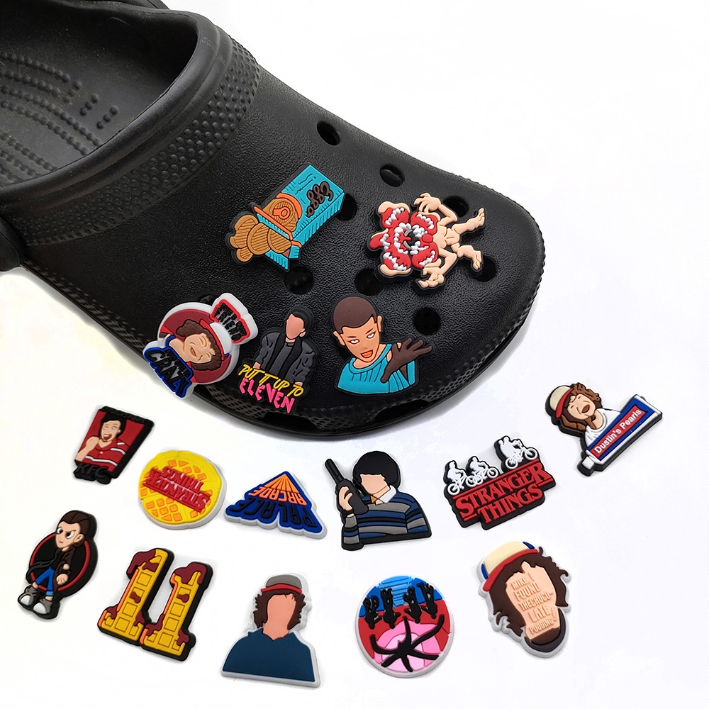 Stranger Things Charms รองเท้า Charms PVC ผู้หญิงผู้ชายราคาถูกน่ารัก Pins ตกแต่งรองเท้าสําหรับ Clog อุปกรณ์เสริม