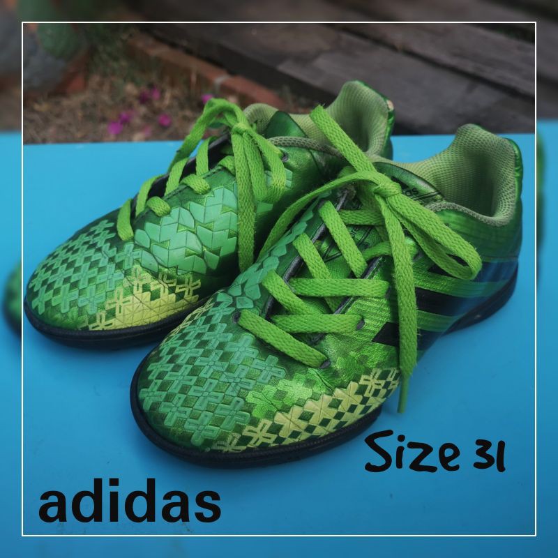 รองเท้า​ฟุตบอล​เด็ก​ adidas ​ร้อยปุ่ม มือสอง​ สภาพดีมาก