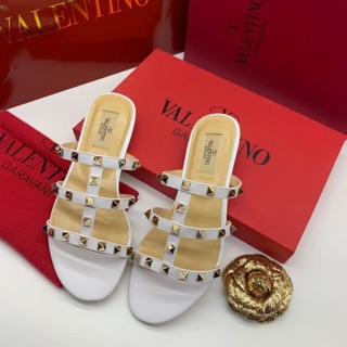 รองเท้าแตะ Valentino สีขาว ราคาเซลตาแตก