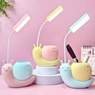 โคมไฟตั้งโต๊ะ Led รูปหอยทาก พร้อมที่ใส่ปากกาน่ารัก ป้องกันสายตา ชาร์จ USB สําหรับอ่านหนังสือ ห้องนอนเด็ก หอพัก หอพัก