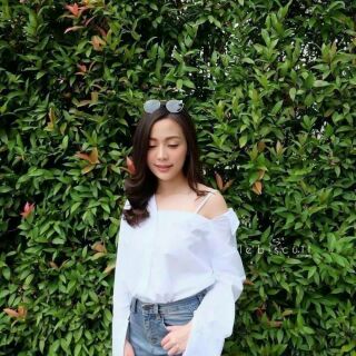 เสื้อเชิ้ตเปิดไหล่