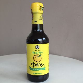 KIKKOMAN คาจู-ปอนซึ ยูซูกะ (ซอสถั่วเหลืองรสมะนาว) ขนาด 250 ML