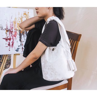 กระเป๋าย่าม แบบผูก สีขาว White - Chillala glossy self-tie hobo bag