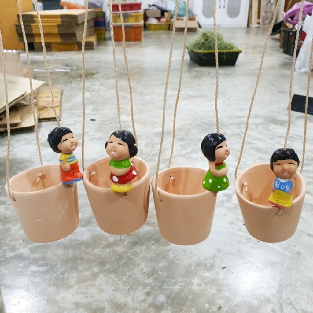 กระถางเซรามิค มาพร้อมเชือกแขวนและตุ๊กตาเกาะเชือก