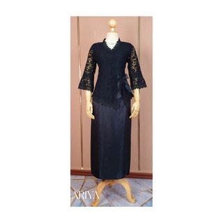 Set เสื้อลูกไม้คอปีนผ่าข้างติดโบว์ + ผ้าถุงแพรวาทอลาย