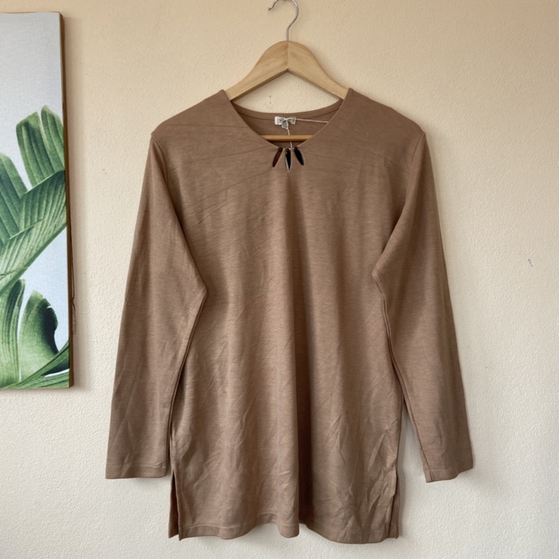 TBN เสื้อยืดแขนยาวสีน้ำตาล มีกิมมิคลูกปัดที่คอ งานมือหนึ่งป้ายห้อย