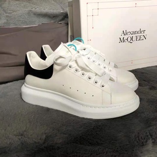 ☊ของแท้ McQueen รองเท้าสีขาวระบายอากาศน้ำหนักเบารองเท้าผ้าใบผู้ชายอเนกประสงค์ลำลองนักเรียนคู่รุ่นเพิ่มรองเท้าผ้าใบพื้นหน