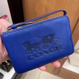 พร้อมส่ง แท้ 🇺🇸💯% New Coach คล้องมือ 1 ซิป S CORNER ZIP WRISTLET WITH HORSE AND CARRIAGE (COACH C7420) SILVER/SPORT BLUE