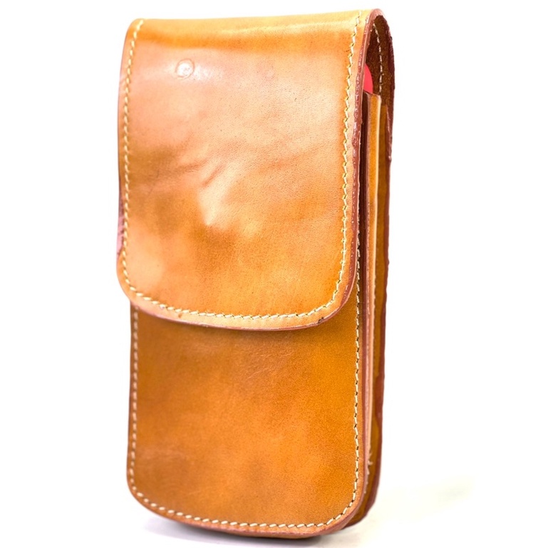Chinatown Leather กระเป๋ามือถือหนังวัวแท้ร้อยเข็มขัดสีน้ำตาลสะพายได้แนวตั้งไอโฟนโปรแมคได้2เครื่อง
