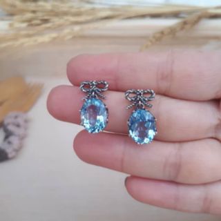 Bow Blue Topaz Earring​ ต่างหูพลอยบลูโทพาสรูปไข่  ประดับสวารอฟสกี้แมคคาไซค์ แต่งโบว์แสนเก๋สไตล์วินเทจ