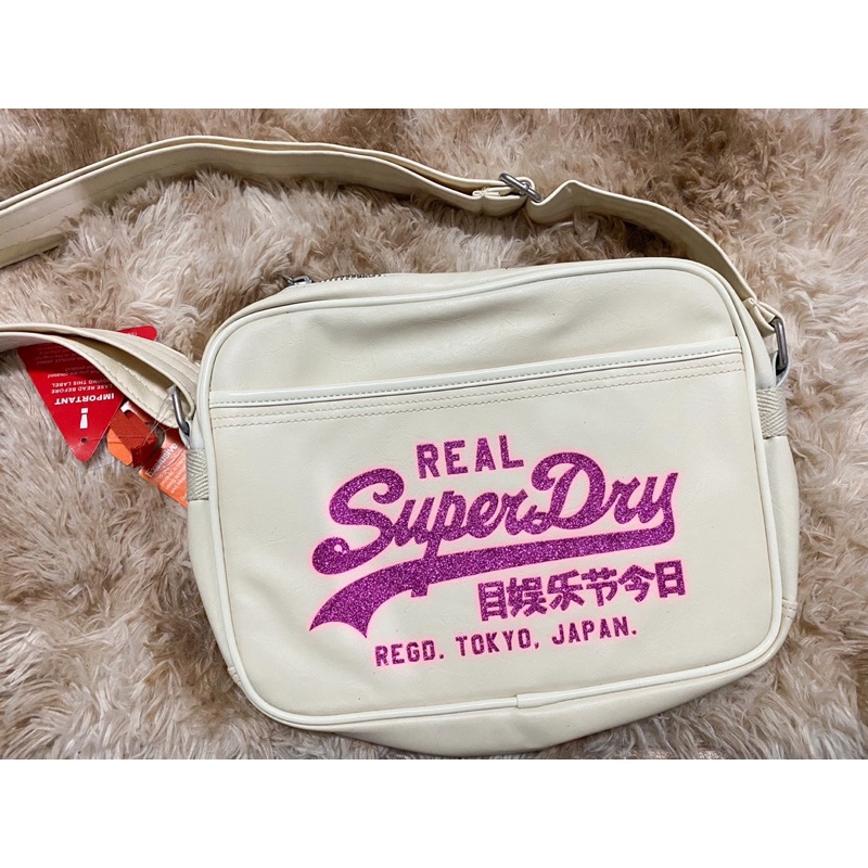 SuperDry รุ่น Alumni Bag กระเป๋าหนังสะพายข้าง