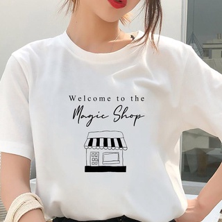 เสื้อยืดแขนสั้น ผ้าฝ้าย พิมพ์ลายตัวอักษร Welcome To The Magic Shop สไตล์มินิมอล สําหรับผู้หญิง