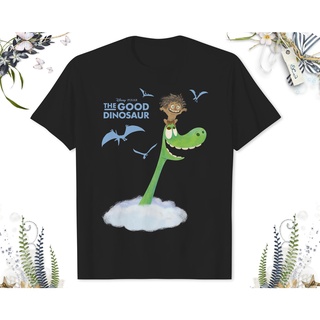 เสื้อยืด พิมพ์ลายกราฟฟิค Disney Good Dinosaur In The Clouds เหมาะกับของขวัญวันเกิด สําหรับผู้ใหญ่