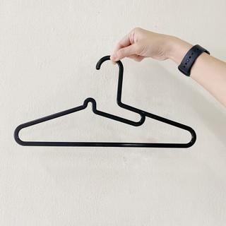 ไม้แขวนเสื้อ ไม้แขวนผ้า Clothes Hanger สีดำ พลาสติกอย่างดี น้ำหนักเบา ทนทาน ไม้แขวนเสื้อผู้ใหญ่ ไม้แขวนเสื้อพลาสติก