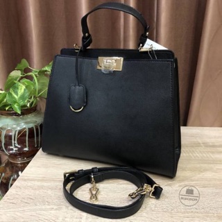 Charles &amp; keith large push lock bag  2018 (size L) (outlet) สีดำ