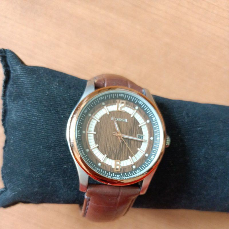 นาฬิกาแบรนด์เนม fossil หน้าปัดสีน้ำตาลเข้ม ช่องวันที่ ตัวเรือนสีเงิน สายหนังสีน้ำตาลเข้ม ของแท้ 100% มือสองสภาพสวย