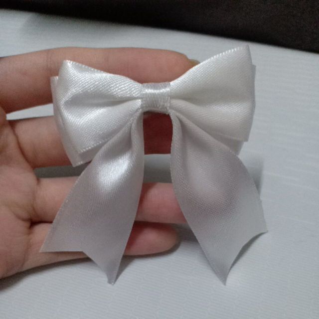 กิ๊บนักเรียน โบว์ผ้ามันหางสั้น 2ชั้น แผงยาว 12ตัว/ 90บาท