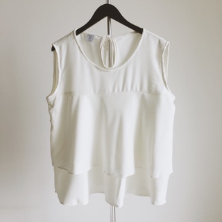 เสื้อแขนกุดสาวอวบสีขาว