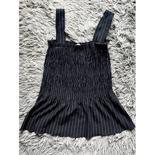 Used Zara เสื้อกล้ามสายเดี่ยวสีน้ำเงินกรมเข้มเหลือบดำ มีลายริ้วขาวสลับ อกเป็นสม็อคความยาวคลุมสะโพก ใส่คลุมสูททำงานได้ค่ะ
