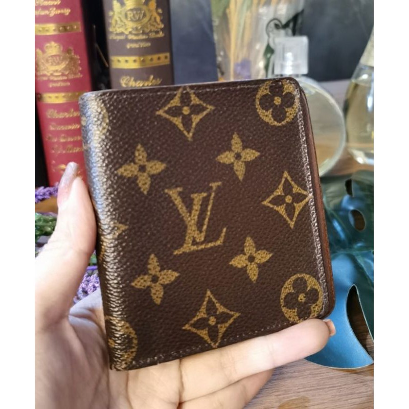 Lv มือสองแท้ กระเป๋าสตางค์ ใบสั้น พกพาสะดวก ใช้ได้ทั้ง ช/ญ นะคะ ร่องรอยใช้งานทั่วไป