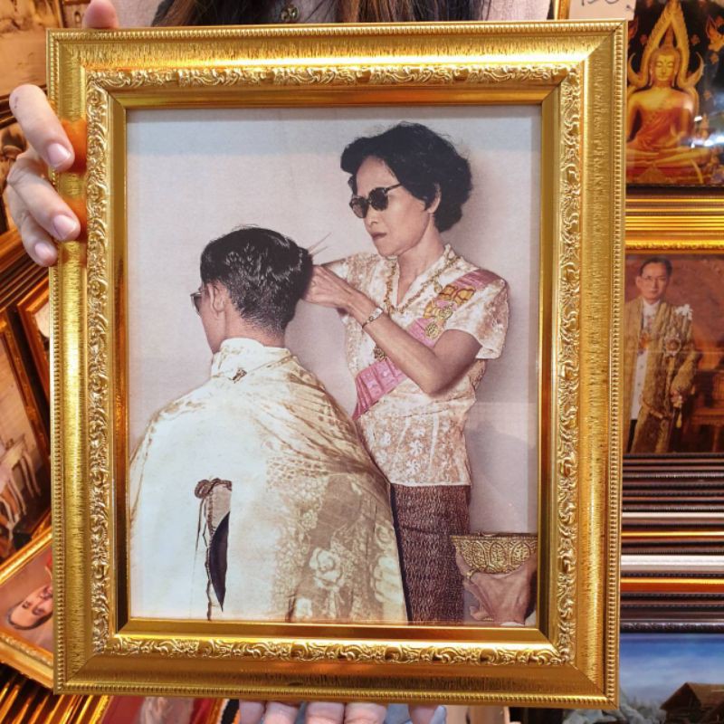 กรอบรูป รูป 26x30 ซม. กรอบพร้อมกระจก สมเด็จย่า ทรงตัดผม ติดบ้าน ร้านค้า ของขวัญ ขึ้นบ้านใหม่