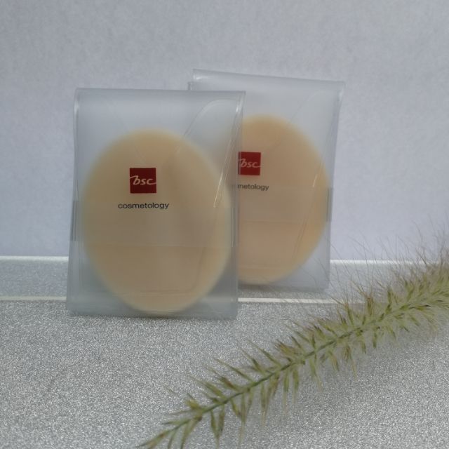 พัฟแต่งหน้ารูปไข่ BSC ช่วยเกลี่ยแป้งและกดรองพื้นได้อย่างเนียนเรียบ