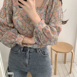 เสื้อครอปคอยูลายดอก สีสวยสบายตาสบายใจค่ะ แขนพองดอลลี่ จั้ม​ส​ม็อก​ปลายแขน เสื้อทรงปล่อยค่ะสาวๆ