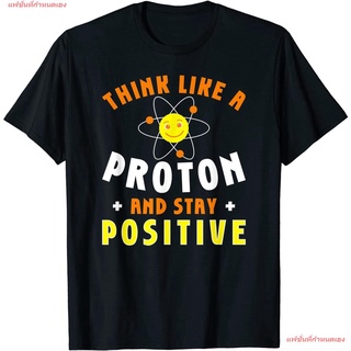 แฟชั่นที่กำหนดเอง Science Quote Think Like A Proton And Stay Positive Science T-Shirt ผู้ชาย เสื้อยืด สกรีน ลาย เสื้อยืด