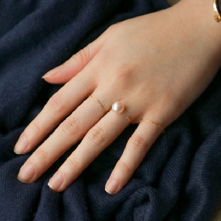 Glint - แหวนครึ่งวงประดับมุกนํ้าจืดแท้ รูปทรงหยดนํ้า - Glint half moon ring