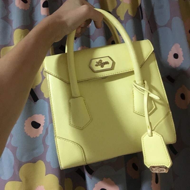กระเป๋า Lyn Crossbody ของแท้ 100% มือสอง ตำหนิหนังแตก สีเหลืองพาสเทล