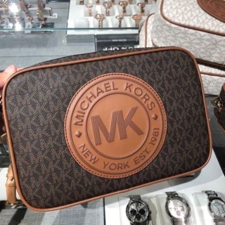 Michael Kors Fulton Sport Crossbody สะพายข้าง สายสปอร์ต เท่ห์สุดๆ มีสีน้ำตาล/ ครีม ค่ะ