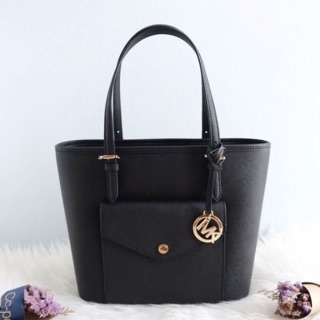 Michael kors medium pocket multifunction tote ขนาด 13"L x 9"H x 5"D ใบนี้หนัง saffiano เรียบหรูดูแพงมากค่ะ