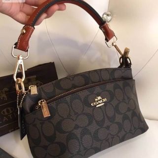 พร้อมส่ง
กระเป๋าสะพาย COACH สามซิป