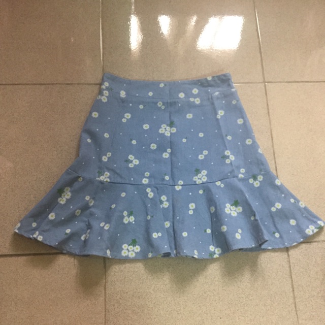 กระโปรง แต่งลายดอกเดซี่ เอว 26-27" สะโพก 34-36" ยาว 17" มีซับในคะ งานป้าย 30th Friday