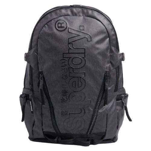 SUPERDRY TARP BACKPACK - กระเป๋าเป้สะพายหลัง สำหรับผู้ชาย คุณสมบัติป้องกันน้ำ สี Black