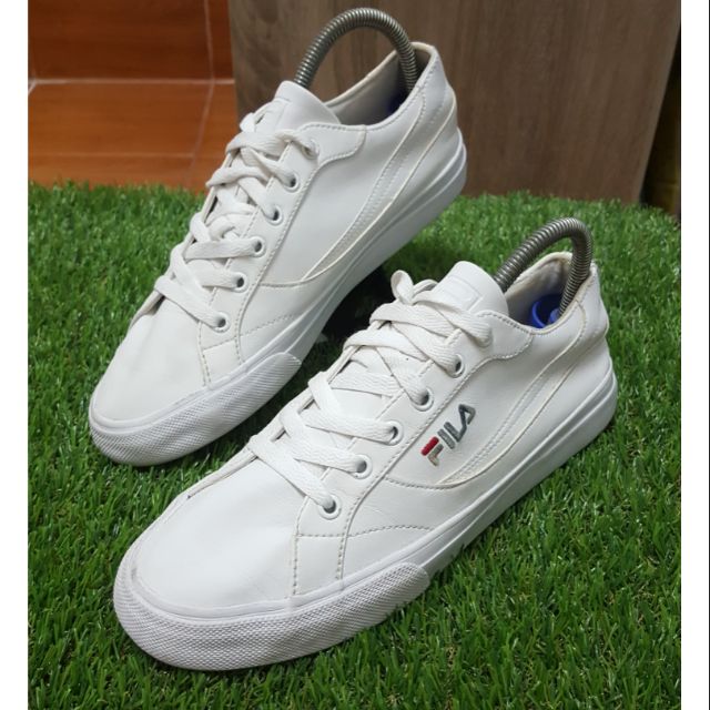 รองเท้า FILA มือสอง หนังแท้สีขาว size 40.5 ยาว 26 ซม ใส่เที่ยว ทำงาน