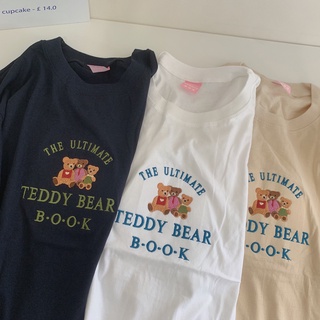 S034 เสื้อยืด oversize ผ้าคอตตอน สไตล์มินิมอล ปัก หมี 3 ตัว THE ULTIMATE TEDDY BEAR B-O-O-K