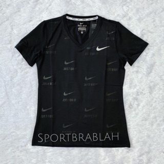 Nike จาก 890฿ เสื้อยืดคอวี แขนสั้น just do it สำหรับออกกำลังกายสตรี โยคะ ฟิตเนส หรือลำลอง